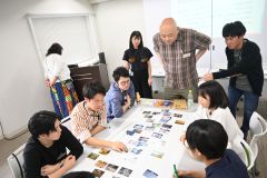 討論しながらコラージュしている参加者ら。奥の左から２人目は西本さん