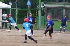 【緑南・下音更―札内・札内東・豊頃】四回裏１死二、三塁で緑南・下音更の印銀琴羽主将（左奥）が左中間適時三塁打を放ち、二点を加えた