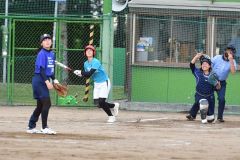 【緑南・下音更―札内・札内東・豊頃】二回裏１死三塁で緑南・下音更の印銀琴羽主将が犠飛を放ち、追加点を挙げる