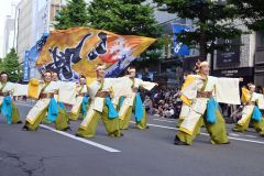 息の合った踊りを披露した十勝港ソー乱舞（８日、一番街三越前会場）