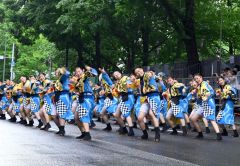 一次審査賞と地方車賞に輝いたＥｘｃｌａ！ｍａｔｉｏＮの演舞（８日、パレード会場）