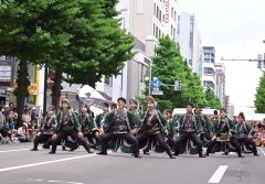 力強い踊りで十勝平野に吹く風を表現したむらむらむらあず（８日、一番街三越前会場）