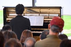 長尾さんの演奏に注目する来場者ら