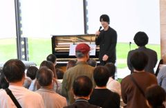 長尾さんの語りに耳を傾ける来場者