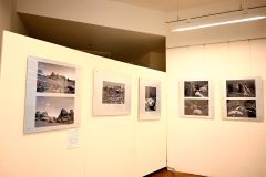 初展示のモノクロ写真。キャッスルヒルの巨岩たちが主題
