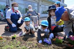造成したガーデンに花苗を植栽する参加者ら