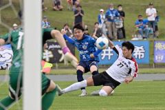 【第３節・北海道十勝スカイアース―ＡＳＣ北海道】後半、右サイドからセンタリングをあげる瀬戸匠海