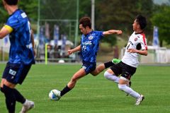 【第３節・北海道十勝スカイアース―ＡＳＣ北海道】後半、ミドルシュートを放つ佐藤瑠己安