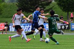 【第３節・北海道十勝スカイアース―ＡＳＣ北海道】前半開始直後、ゴール前に攻め込む山下亮介主将（青色ユニホーム）