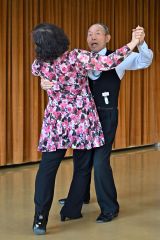 背筋をまっすぐに伸ばし社交ダンスを踊る建部さん（塩原真撮影）