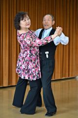 背筋をまっすぐに伸ばし社交ダンスを踊る建部さん。左は講師の渡辺あけみさん（塩原真撮影）