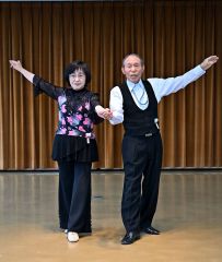 白寿のステップ軽やかに　中札内の建部さんソシアルダンスに励む 5