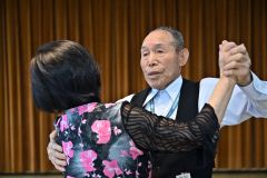 背筋をまっすぐに伸ばし社交ダンスを踊る建部さん（塩原真撮影）