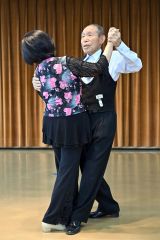 白寿のステップ軽やかに　中札内の建部さんソシアルダンスに励む 7