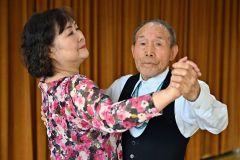 白寿のステップ軽やかに　中札内の建部さんソシアルダンスに励む