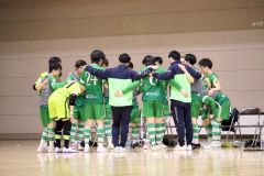 円陣を組む選手たち