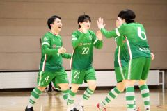 ゴールを決め、ハイタッチで慶ぶ選手たち