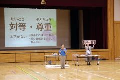 デートＤＶ予防に大切な「対等」と「尊重」について解説する講師