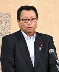 あいさつする渡辺会長