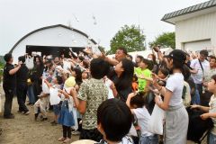 紅白餅まき大抽選会の様子