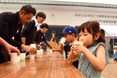 牛乳早飲みリレーの様子