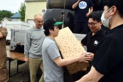 紅白餅まき大抽選会で景品を手にした参加者
