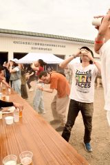 牛乳早飲みリレーの様子