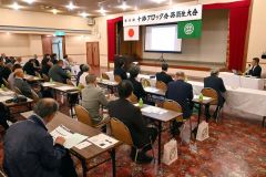 記念講演に耳を傾ける出席者