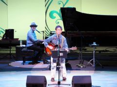 南こうせつさんの歌声に酔いしれる　幕別でコンサート
