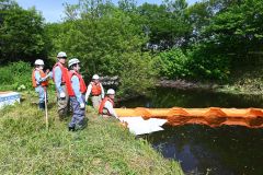 河川への油流出事故を想定した水質事故訓練　帯開建など関係機関