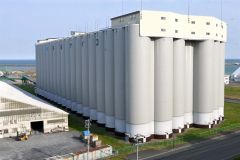 太陽光発電設備を導入する農協サイロ・十勝港広域小麦流通センター（右）