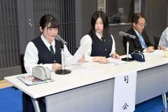 開会式で司会進行する帯広南商業高校の放送局員（金野和彦撮影）