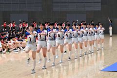 入場行進する女子帯南商（金野和彦撮影）