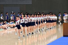 入場行進する女子帯大谷（金野和彦撮影）