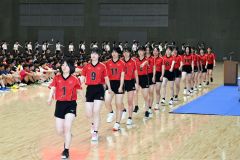 入場行進する女子帯三条（金野和彦撮影）