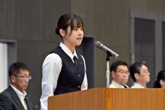 開会式で歓迎の言葉を述べる帯広南商業高校生徒会長の佐野美璃さん（金野和彦撮影）