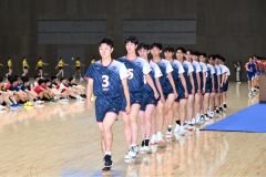 入場行進する男子帯三条（金野和彦撮影