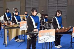 開会式で演奏する帯南商の吹奏楽部（金野和彦撮影）