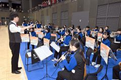 開会式で演奏する帯南商の吹奏楽部（金野和彦撮影）