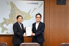 坂場局長（右）に要望書を手渡す川田会長