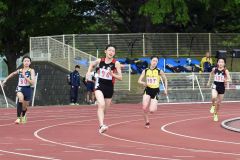 【女子２００メートル決勝】人見仁菜（左から２人目）は２５秒５７で優勝し、８００メートルとの２冠とした