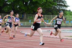 【女子４００メートルリレー決勝】前を走る緑南、足寄を追う札内のアンカー・大石真央（左）。逆転でチームを優勝に導いた