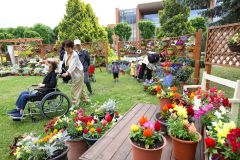 色鮮やかな作品を楽しむ来場者（１１日午前１０時半ごろ、とかちプラザ南公園。助川かおる通信員撮影）