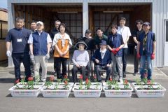 ゆうあいの里での「人権の花運動」に参加した関係者