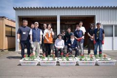 ゆうあいの里での「人権の花運動」に参加した関係者
