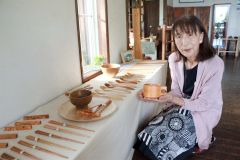 木の種類で異なる表情や質感など、作品の魅力を解説する丹後オーナー
