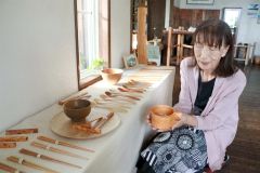 木の種類で異なる表情や質感など、作品の魅力を解説する丹後オーナー
