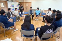 円になって対話する生徒ら