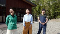 オンネトー野営場・休憩舎を運営するほとりの（写真左から）細矢さん、儀間さん、福家さん（星野広翔撮影）