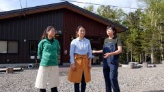 オンネトー野営場・休憩舎を運営するほとりの（写真左から）細矢さん、儀間さん、福家さん（星野広翔撮影）